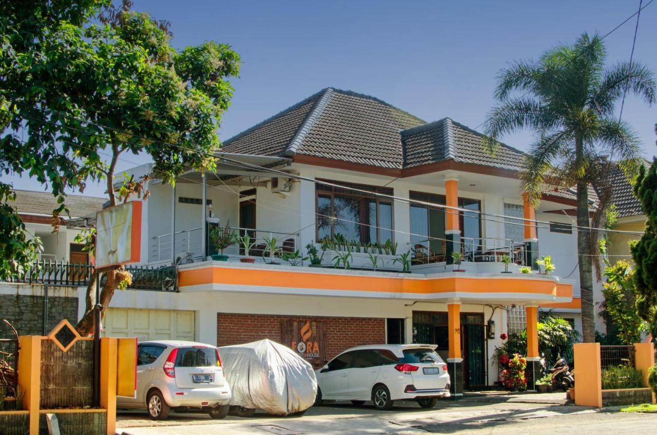 Fora Guest House Taman Lingkar Bandung Exteriör bild